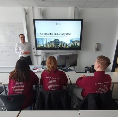 Team der Deutschen Bundesbank bereitet BG13-Schüler auf das Abitur in Wirtschaftslehre vor