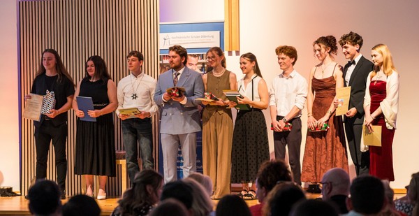 Berufliches Gymnasium verabschiedet 80 Abiturientinnen und Abiturienten - viermal Traumnote 1,0