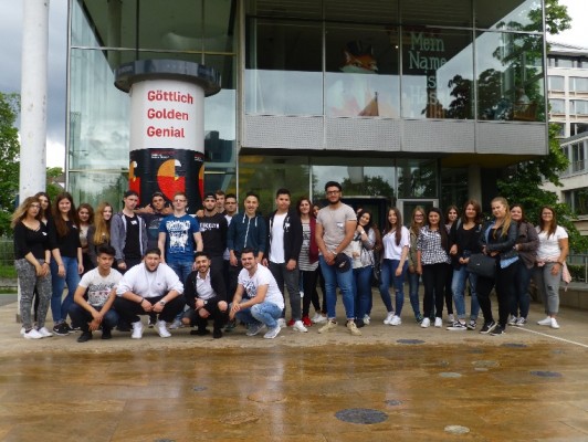 Gruppenfoto vor dem Museum