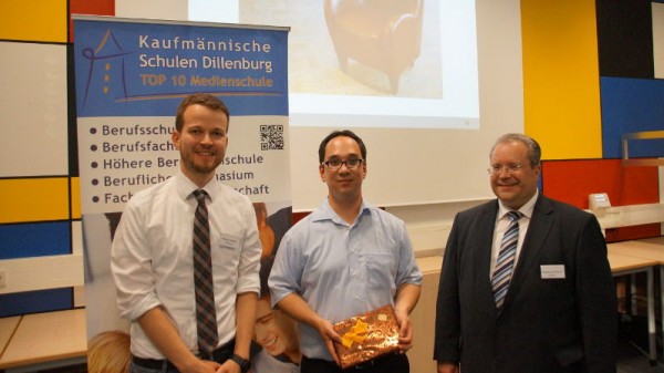 Als Dank für den inspirierenden Vortrag überreichte Schulleiter Mathias Riedesel Dr. Nick Lin-Hi schweizer Schokolade aus heimischer Produktion. Links der Koordinator der Veranstaltungsreihe Michael Müller.