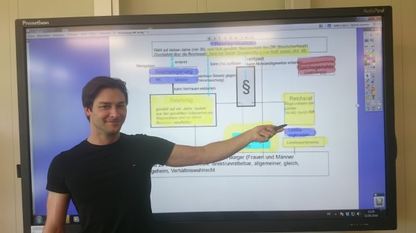 Christian Kopp veranschaulicht das politische System der Weimarer Republik in der aktuellen Q2.