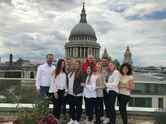 Gruppenfoto auf der Aussichtsterrasse der DZ-Bank