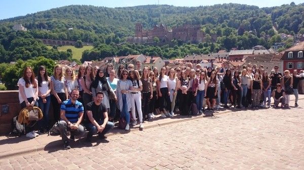 (Teil-)Gruppenfoto auf der Alten Brücke, im Hintergrund das Heidelberger Schloss