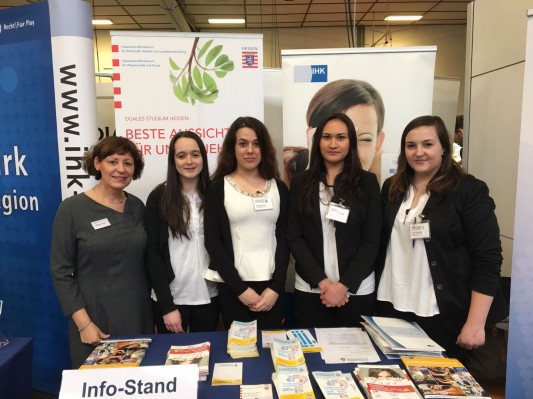 Assistentinnen und Assistenten für das Fremdsprachensekretariat als Scouts am Stand der IHK Dillenburg