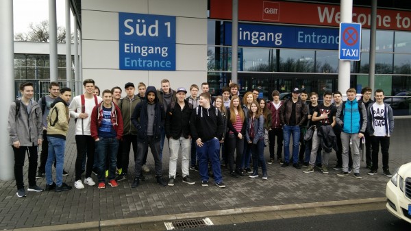 Gruppenfoto vor dem Eingang der CeBIT