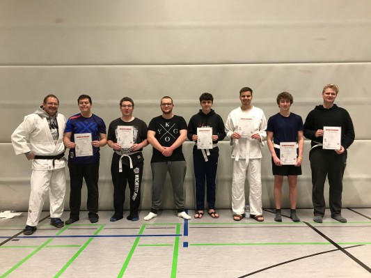 Erfolgreiche Gürtelprüfung im Judo für Schüler des BG