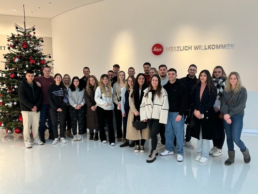 Gruppenfoto der Klasse 12B IN bei Leica in Wetzlar