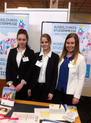 Die Schülerinnen Isabelle Otto, Leonie Riess und Antonia Kreiling am Stand der IHK Dillenburg.