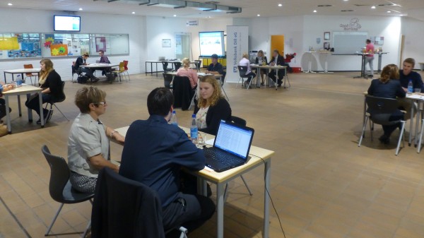 Betriebe und Schüler treffen sich in der Pausenhalle.