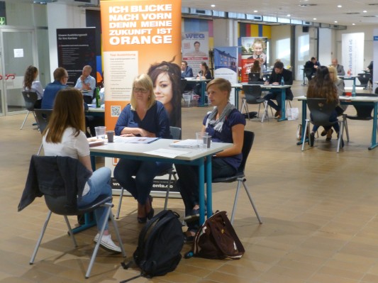 Reges Treiben in der Pausenhalle der KSDill beim diesjährigen Speed-Dating