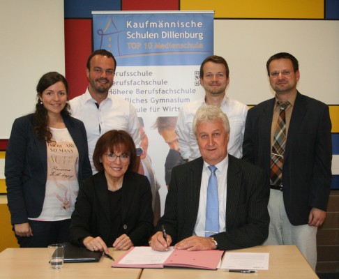 Gerd Koch (vorne rechts) und Prof. Dr. Anita Röhm (vorne links) unterzeichneten den Kooperationsvertrag. Mit ihnen freuten sich (hinten von links) Stefanie Kruppa von StudiumPlus, Stefan Müller, Koordinator für Studien- und Berufsorientierung an den Kaufmännischen Schulen, Michael Müller, Lehrer und ehemaliger Studierender bei StudiumPlus, und Dieter Müller, Abteilungsleiter des Beruflichen Gymnasiums an den Kaufmännischen Schulen. 