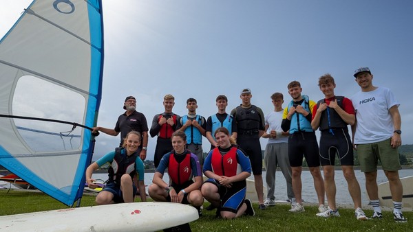 Erfolgreich auf dem Wasser – Windsurf-Kompaktkurs am Aartalsee Erfolgreich auf dem Wasser – Windsurf-Kompaktkurs am Aartalsee