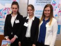 Die Schülerinnen Isabelle Otto, Leonie Riess und Antonia Kreiling am Stand der IHK Dillenburg.